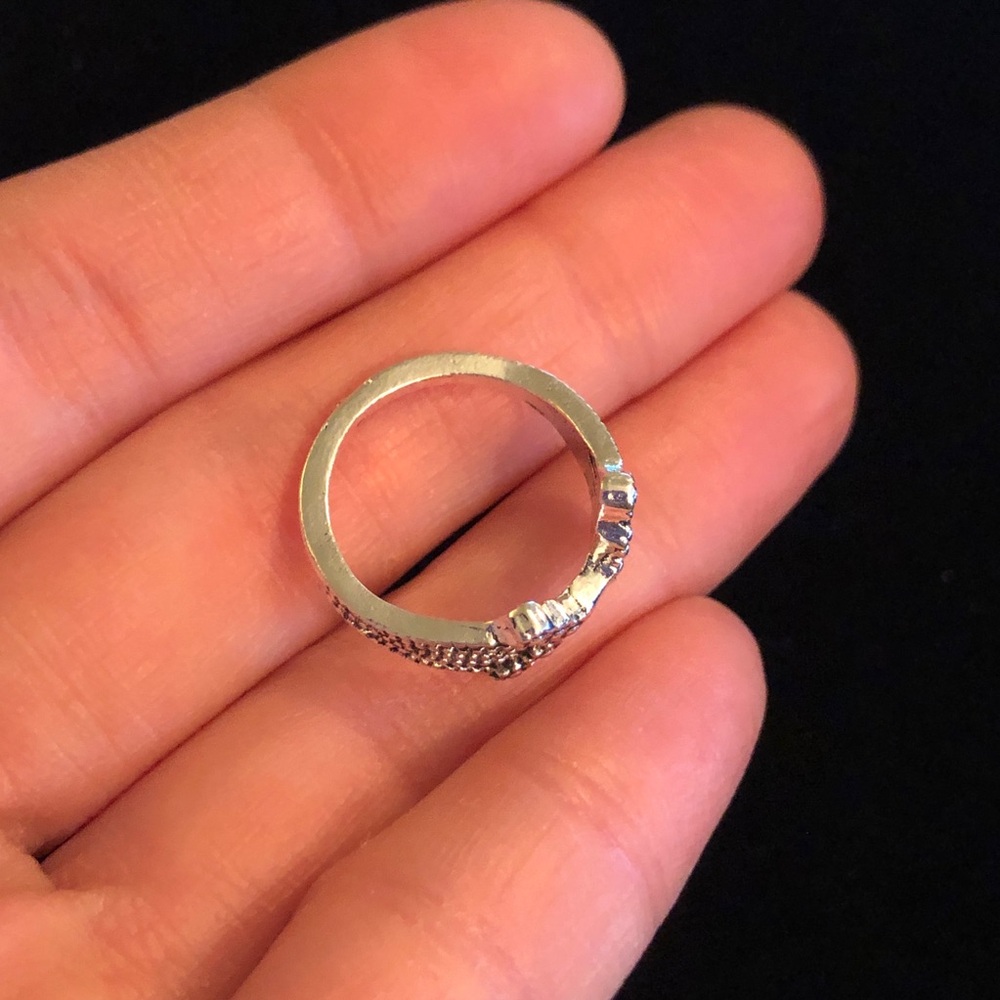 Elegant Silver Women's Ring - Picture 5 of 8